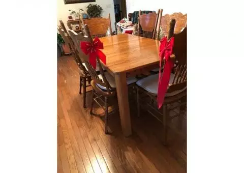 Solid oak dining table with 4 oak chairs